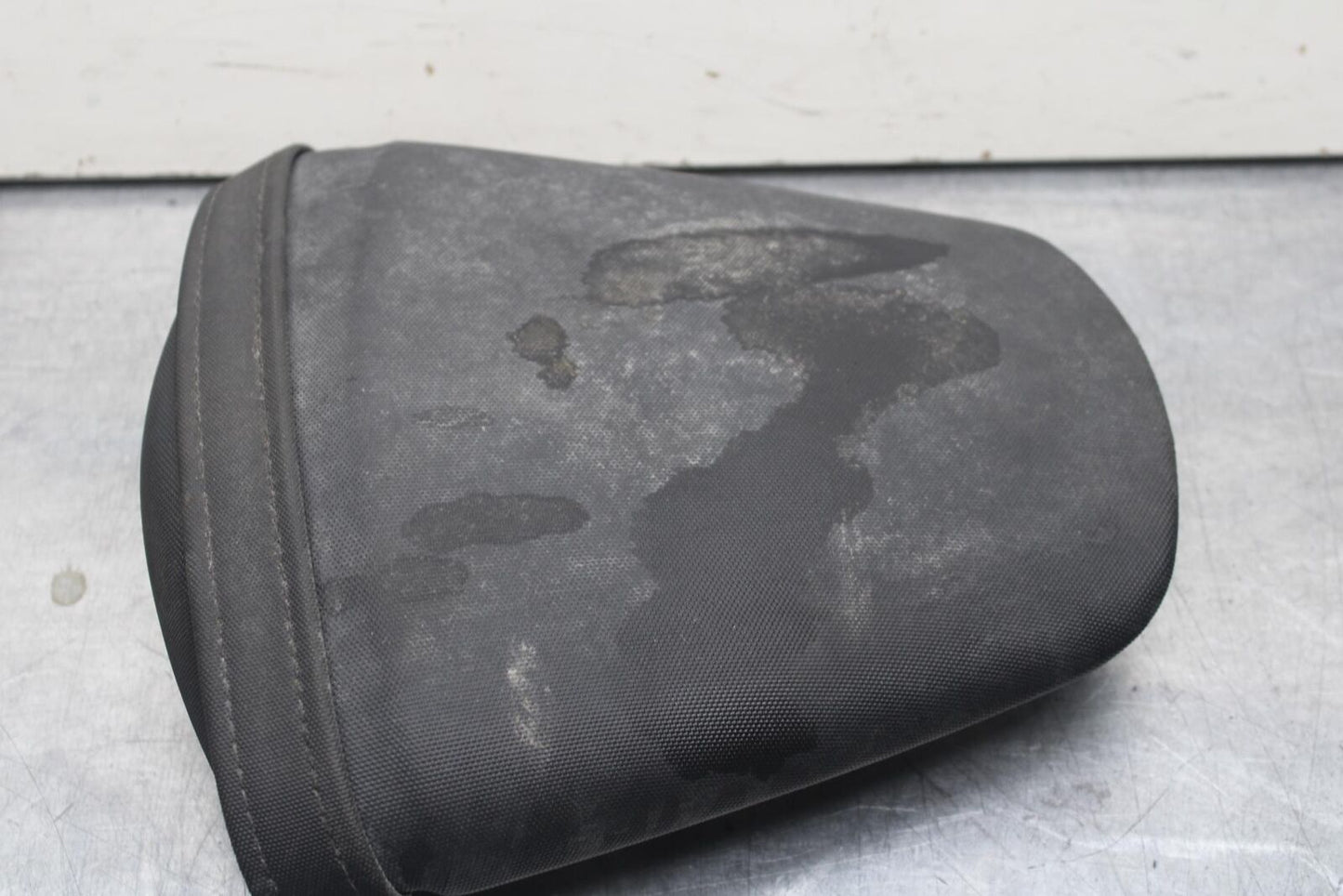 2011 Suzuki GSXR600 REAR BACK PASSENGER TANDEM SEAT PAD SADDLE PILLION BB605