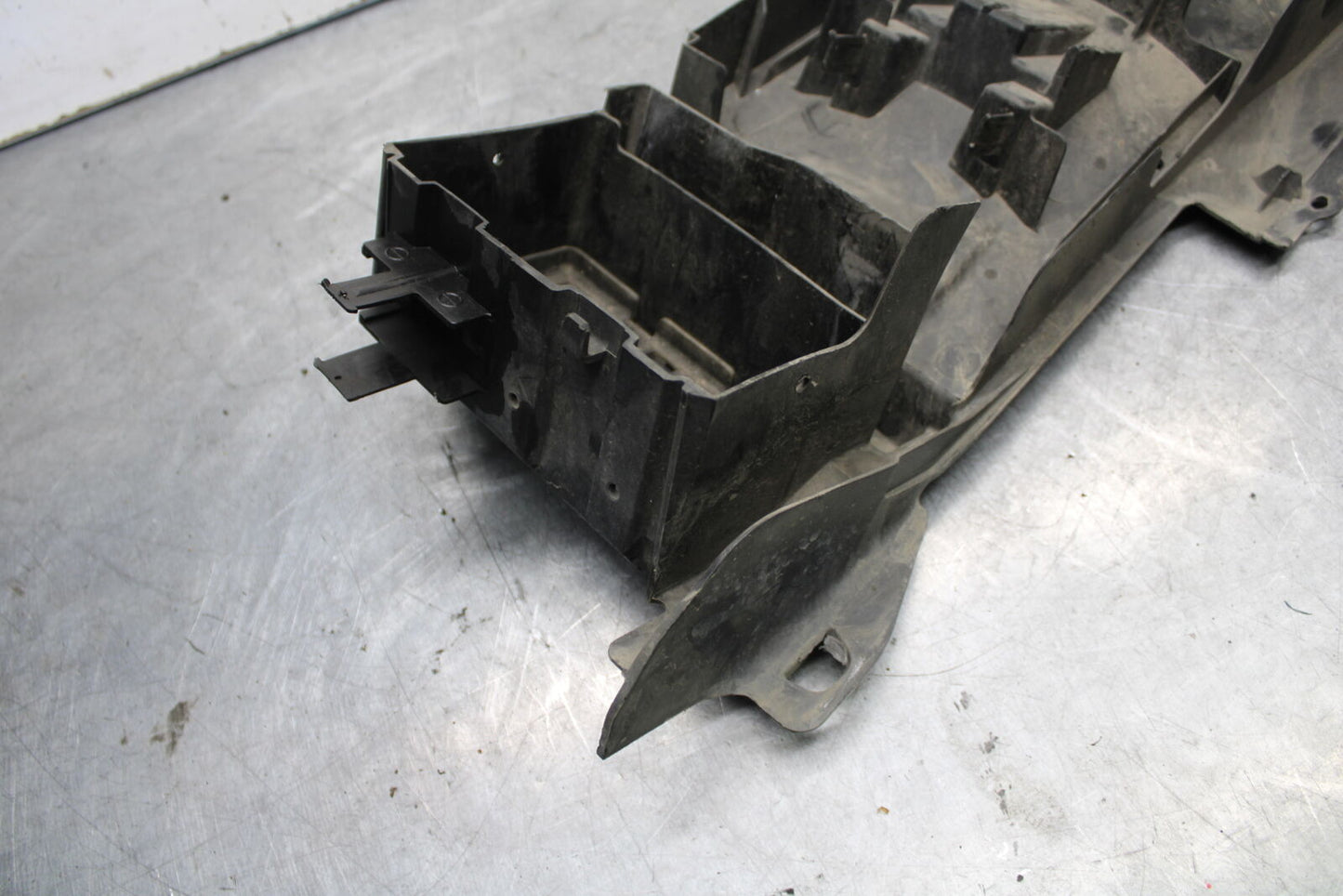 04-05 SUZUKI GSXR600 REAR BACK TAIL UNDERTAIL BATTERY TRAY PLASTIC BB658