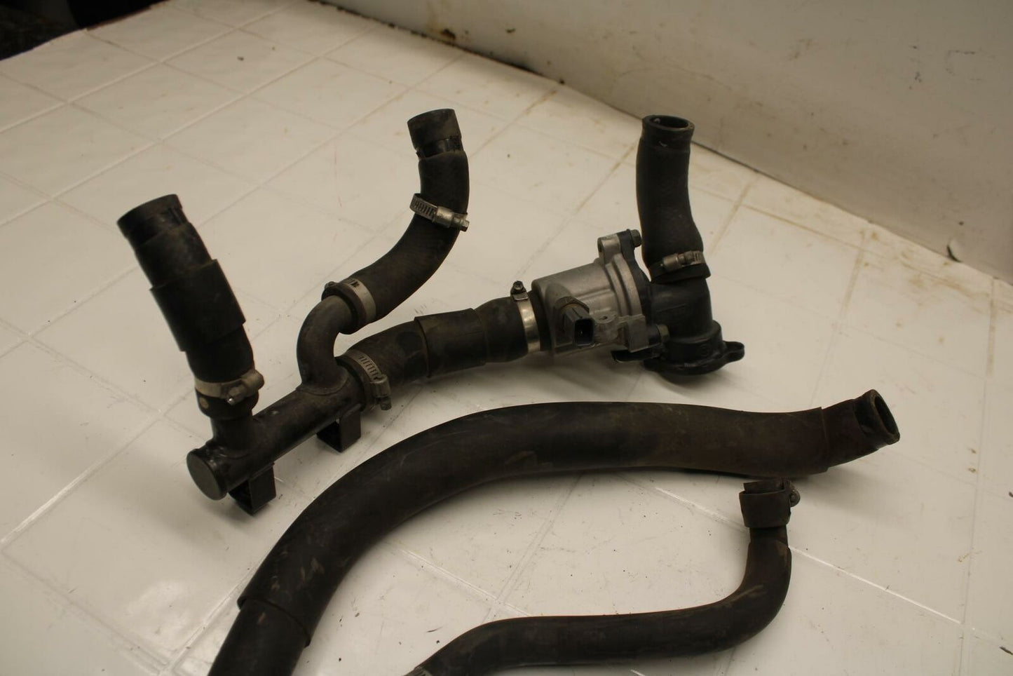 01-05 YAMAHA FZS1000 THERMOSTAT W HOUSING ASSEMBLY BB 04