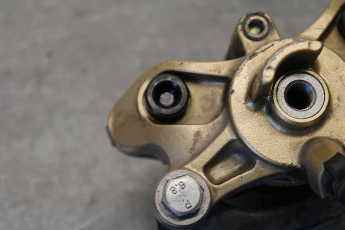 04 SUZUKI GSXR600 REAR BACK BRAKE CALIPER W MOUNT BRACKET 69100-18G00-999 BB676