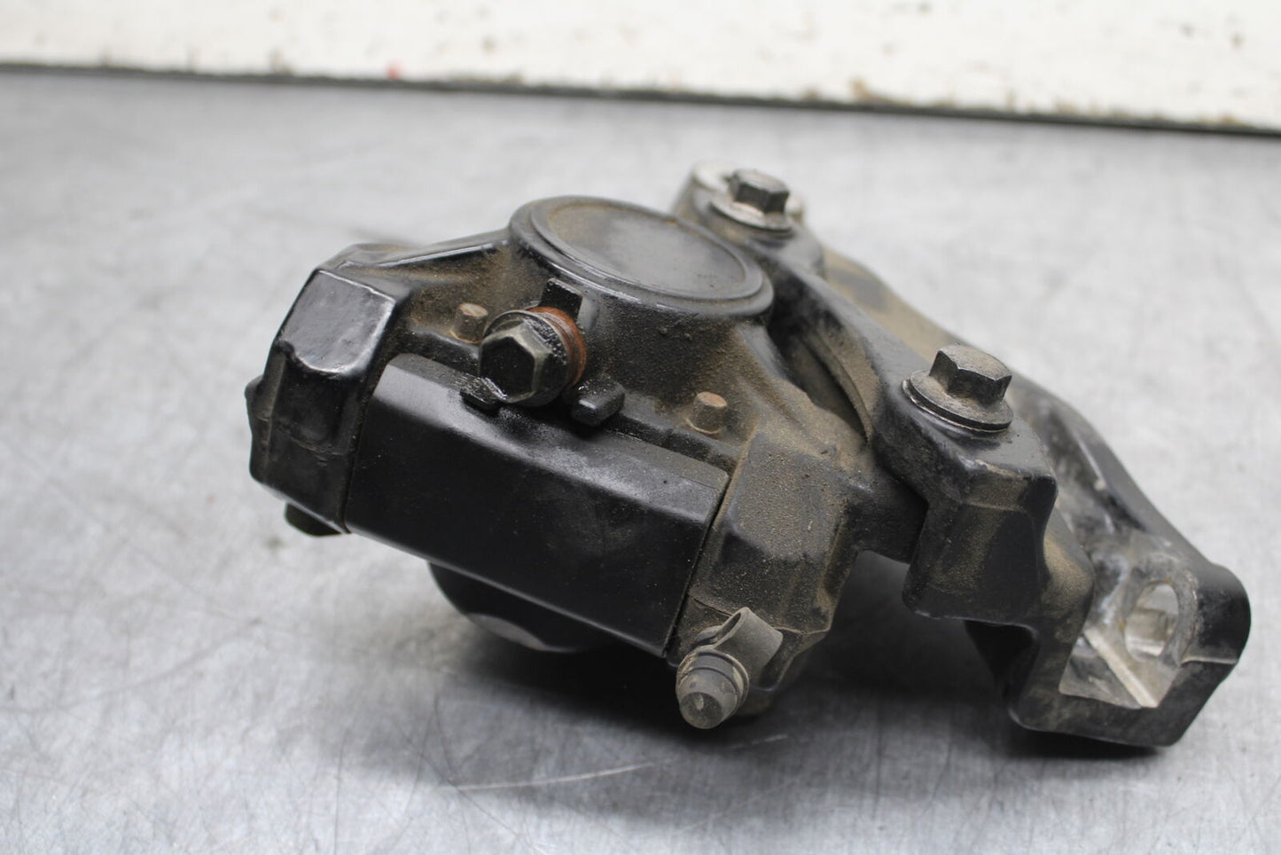 99-00 YAMAHA V STAR 1100 REAR BACK BRAKE CALIPER W MOUNT BRACKET BB711