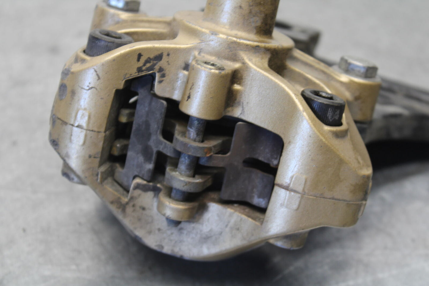 04 SUZUKI GSXR600 REAR BACK BRAKE CALIPER W MOUNT BRACKET 69100-18G00-999 BB676
