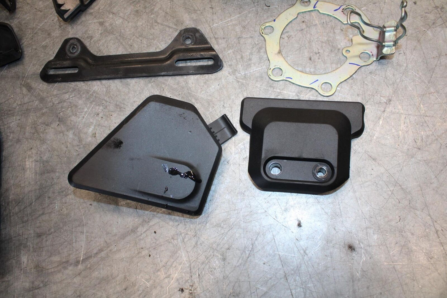 22-23 HUSQVARNA SVARTTPILEN 401 LIGHT TANK BRACKET LEFTOVER BB541