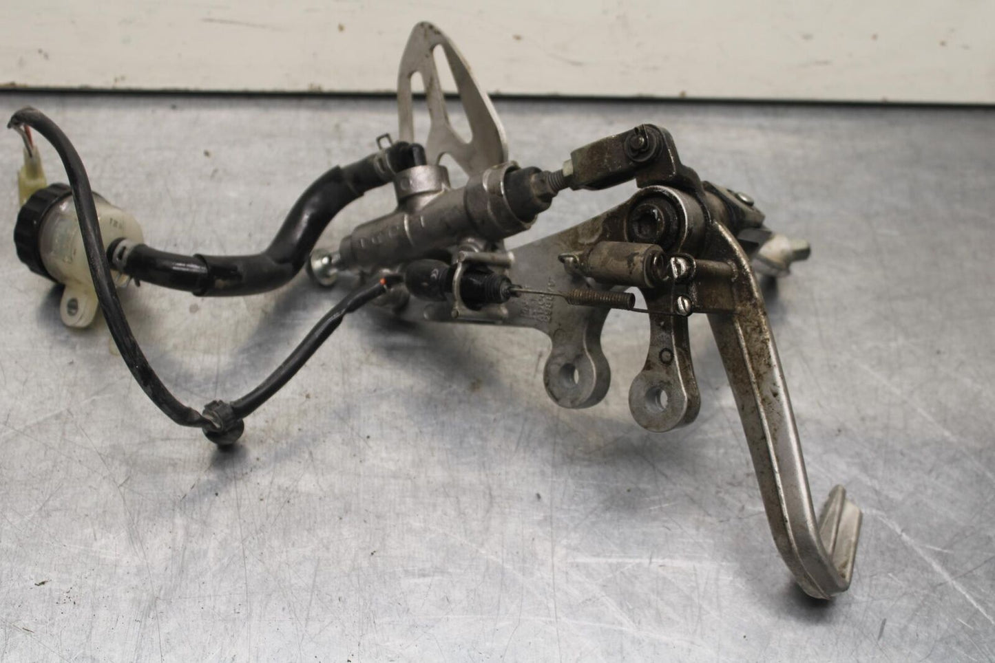 2011 Suzuki GSXR600 REAR BACK BRAKE MASTER CYLINDER W RESERVOIR BB605