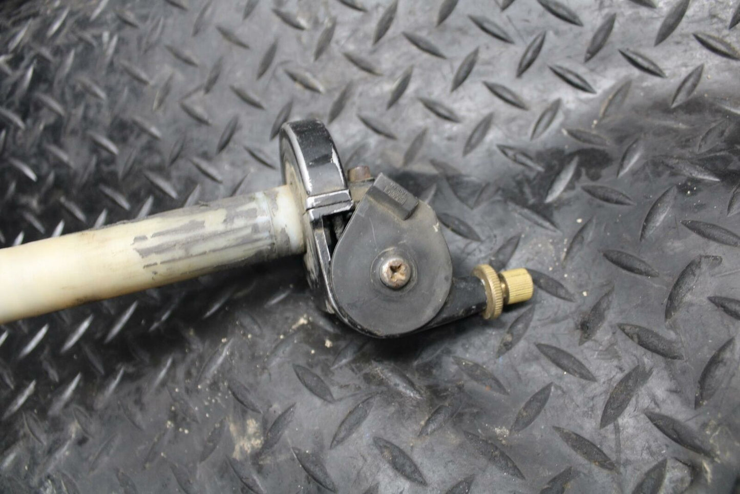 85-86 SUZUKI QUADRACER 250 RIGHT THROTTLE GRIP BB210