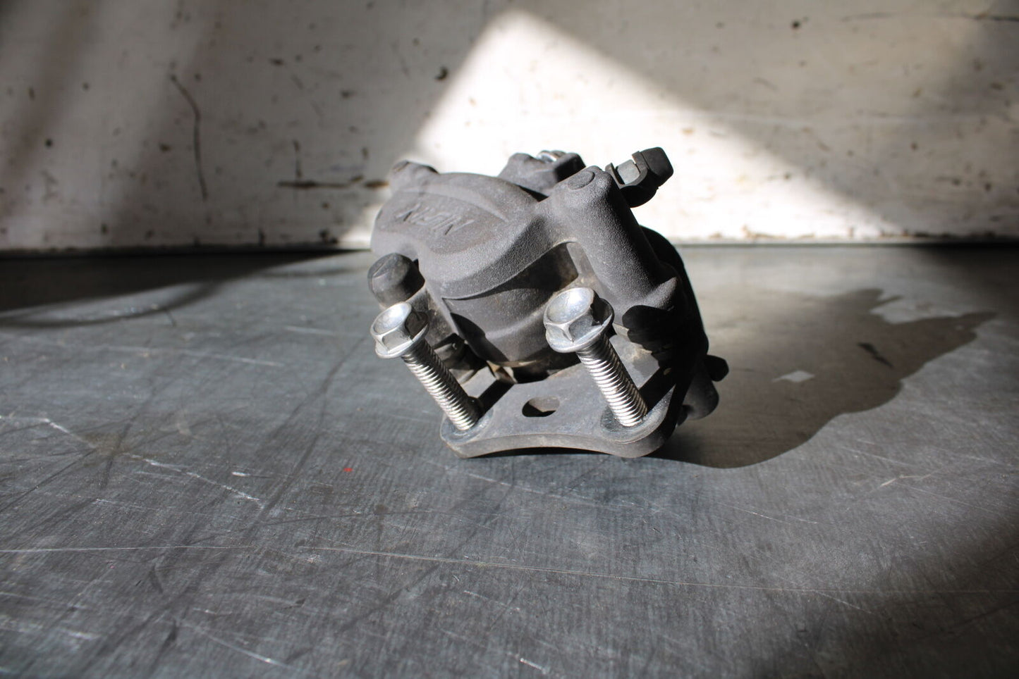 19-22 KAWASAKI Z400 RIGHT FRONT BRAKE CALIPER BB708