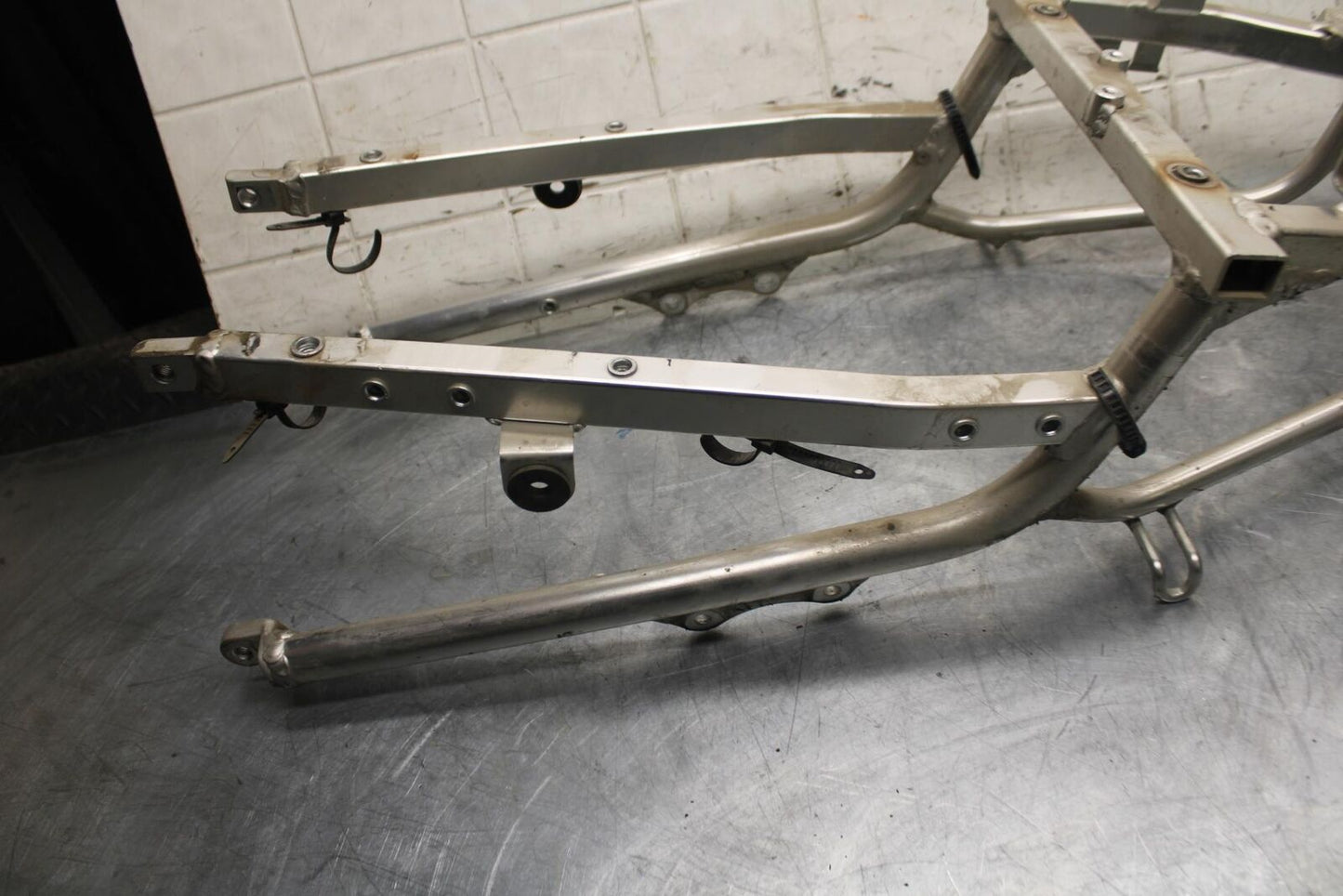 1998 Suzuki TL1000S REAR BACK TAIL SUBFRAME SUB FRAME BB508