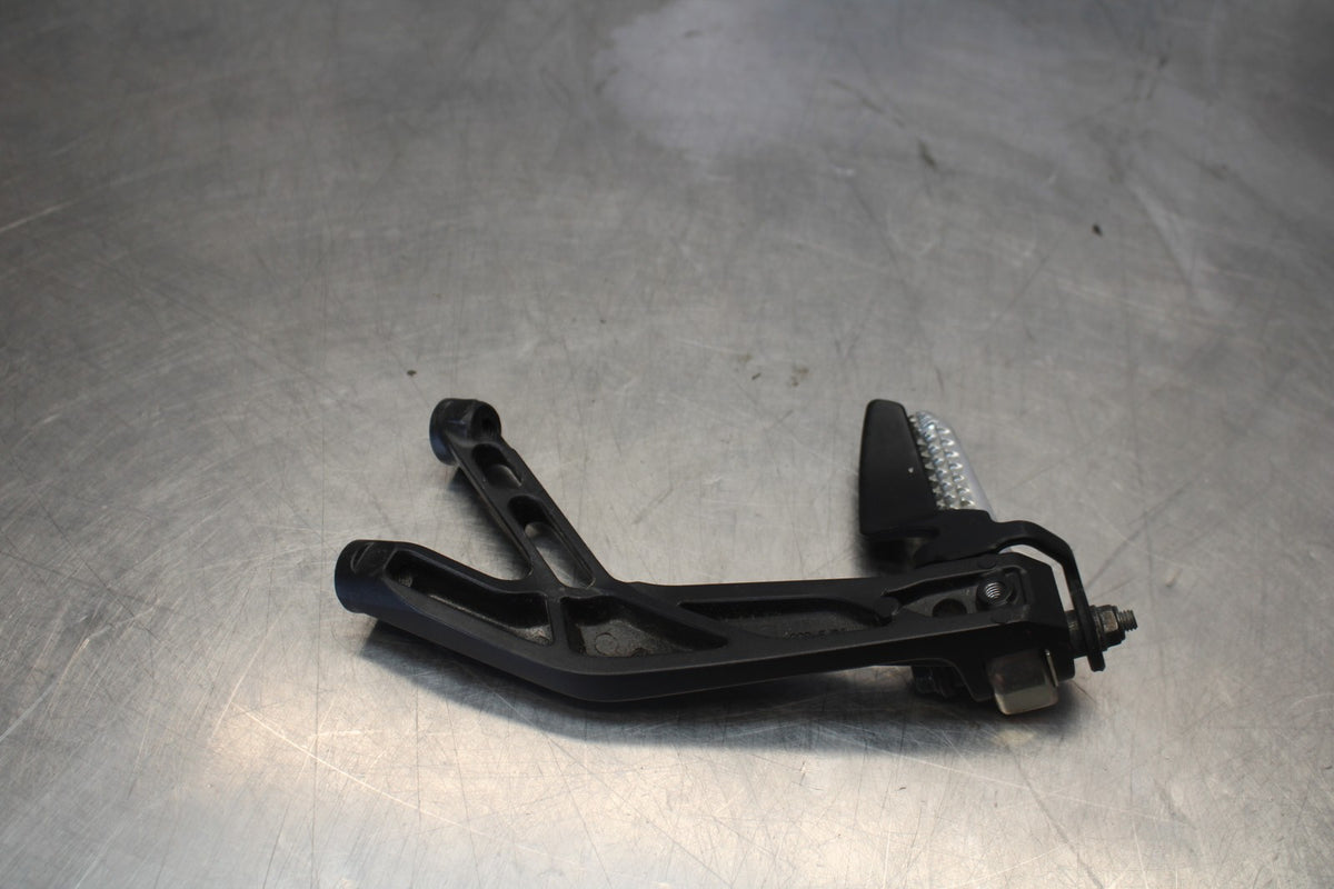 22-25 YAMAHA YZF R7 RIGHT REAR BACK PASSENGER PEG BB850