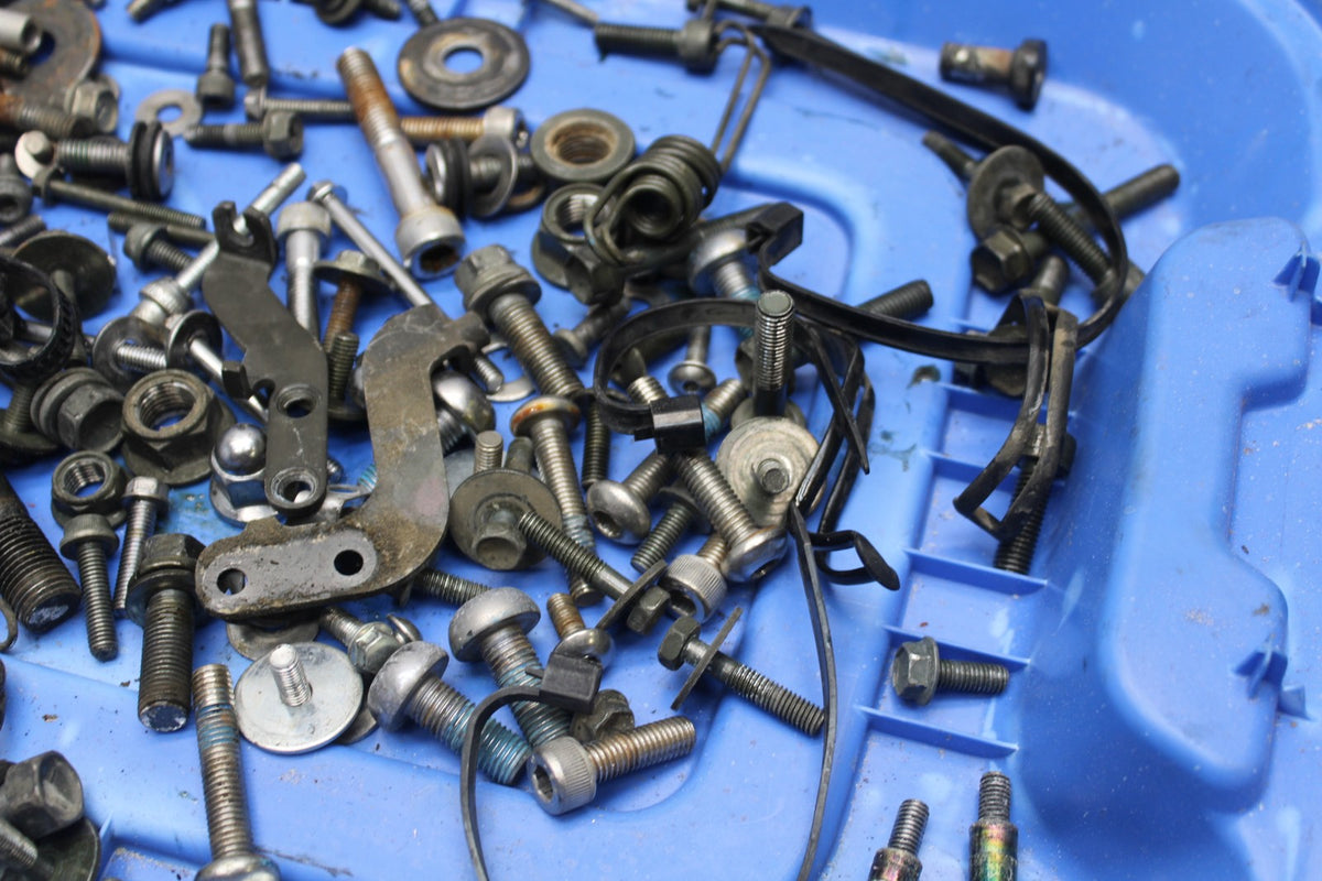 2006 Suzuki Boulevard C90 BOLTS HARDWARE MOTOR SCREWS BB849