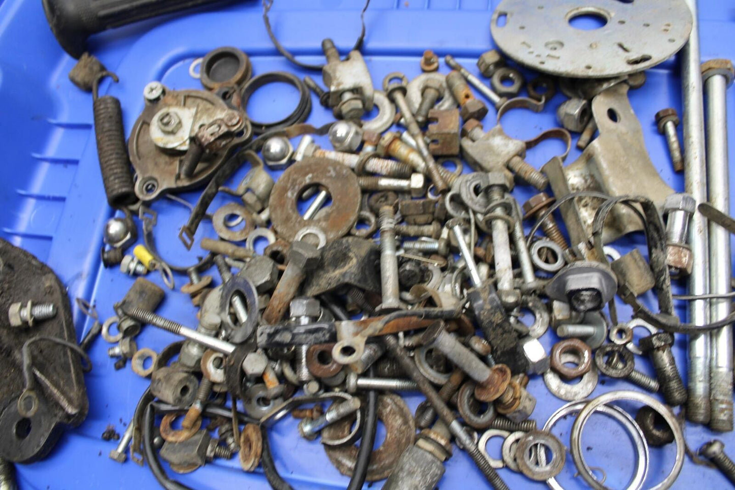 75 SUZUKI GT 550 LEFTOVER MOUNTING BOLTS HARDWARE MOTOR SCREWS BB72