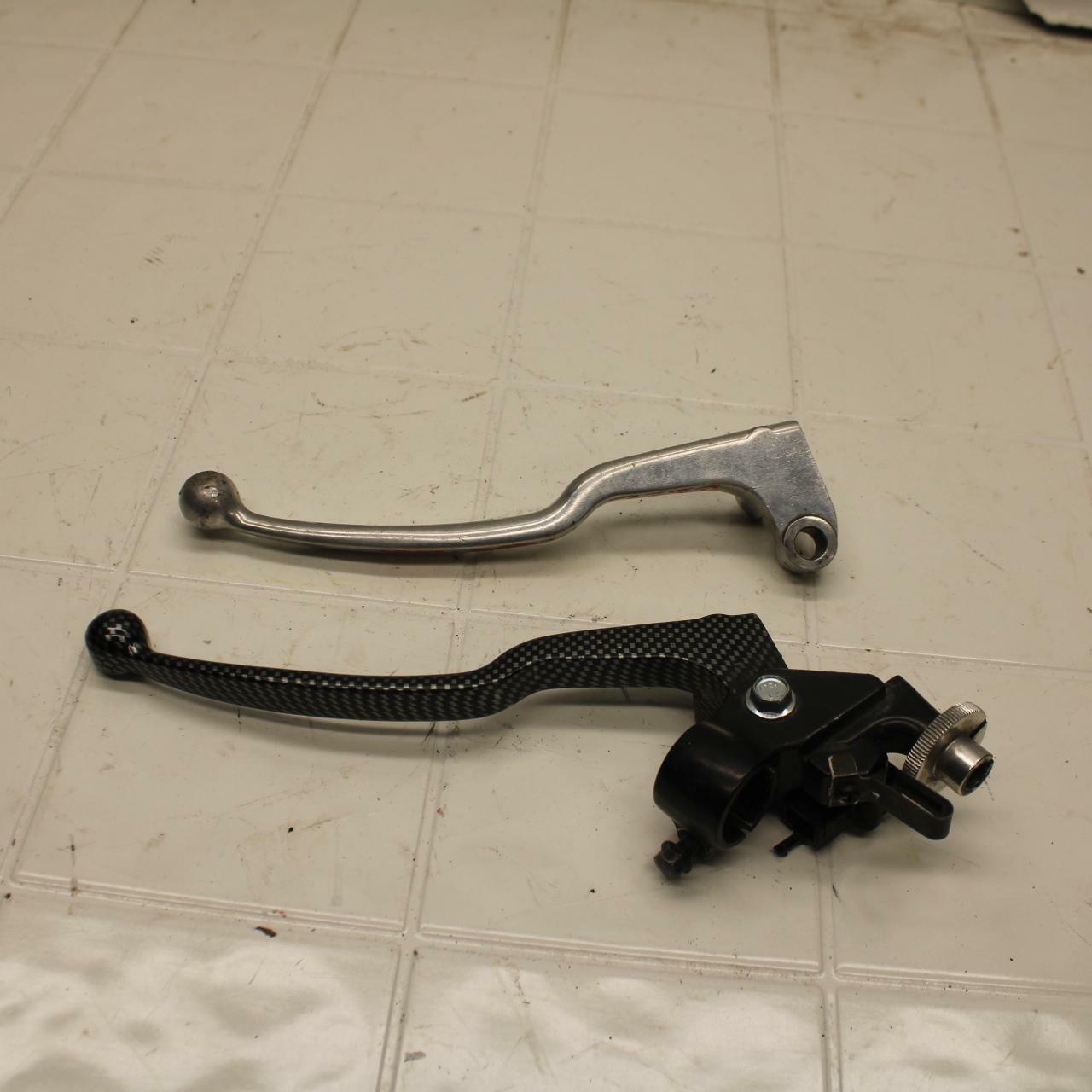 01-05 YAMAHA FZS1000 CLUTCH PERCH MOUNT WITH LEVER BB 04