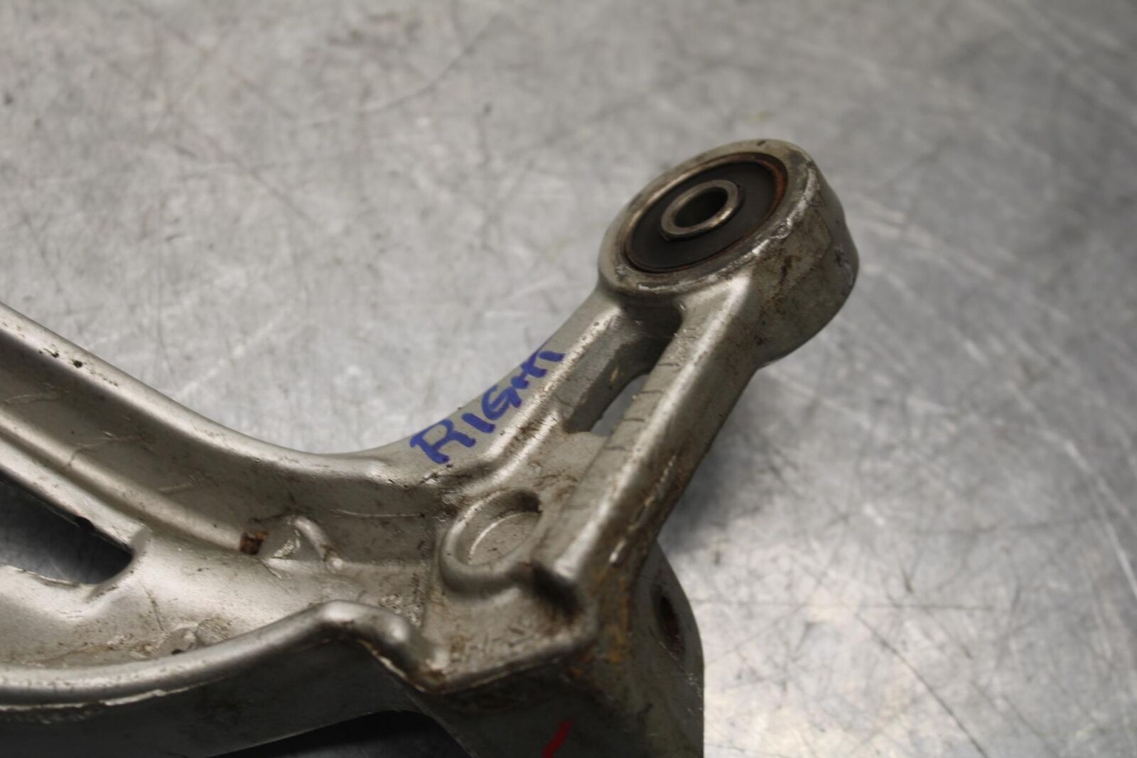 01 SUZUKI GSXR1000 RIGHT REAR BACK PASSENGER PEG BRACKET BB100