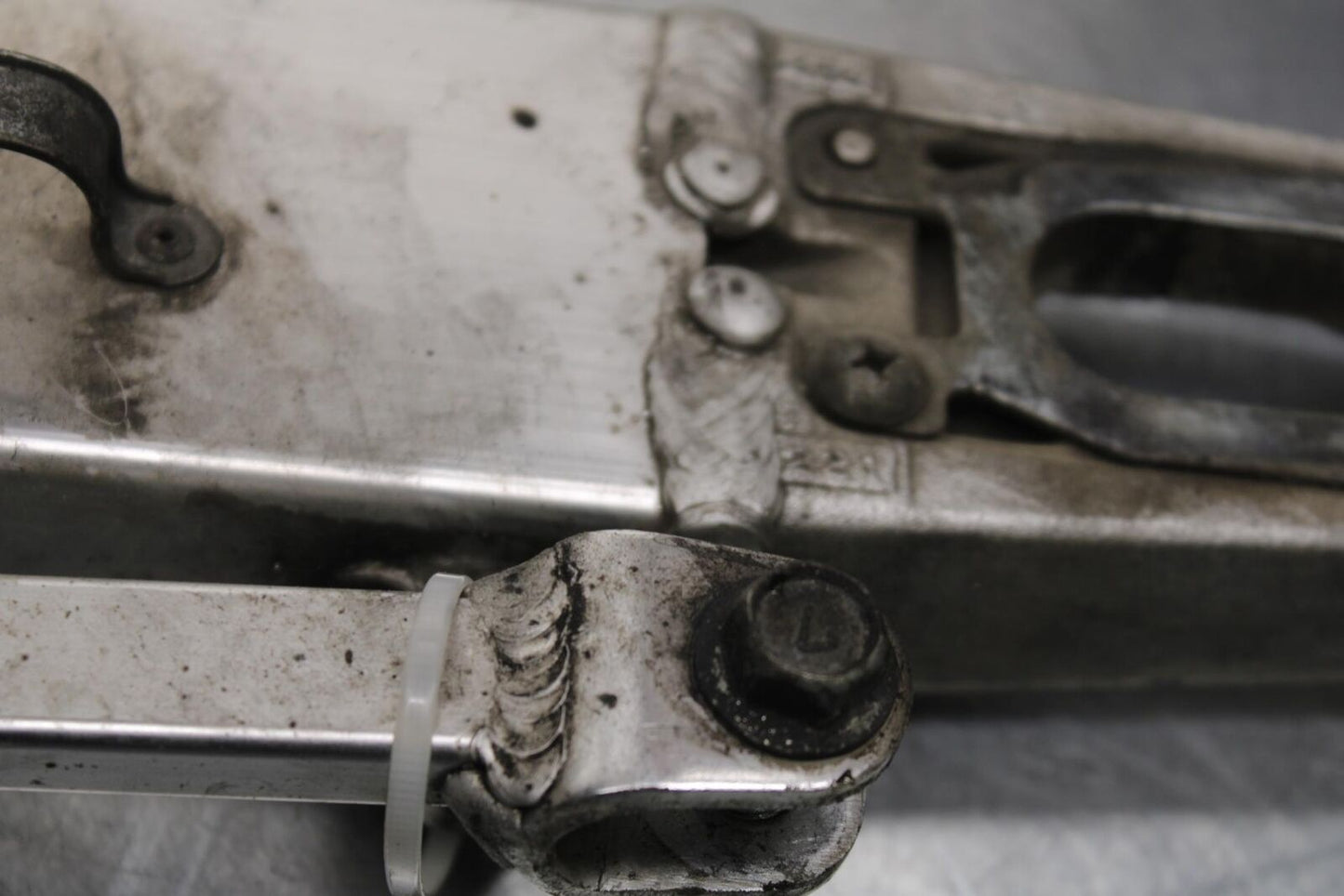 1999 Suzuki GSXR600 REAR SWINGARM BACK SUSPENSION SWING ARM BB580