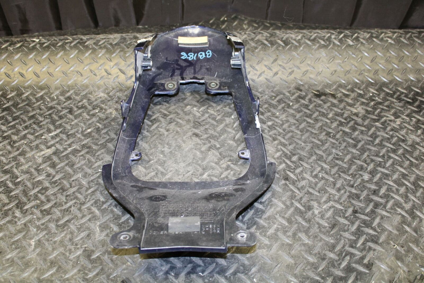 06-07 SUZUKI GSXR750 CENTER REAR BACK TAIL FAIRING COVER TRIM COWL BB188