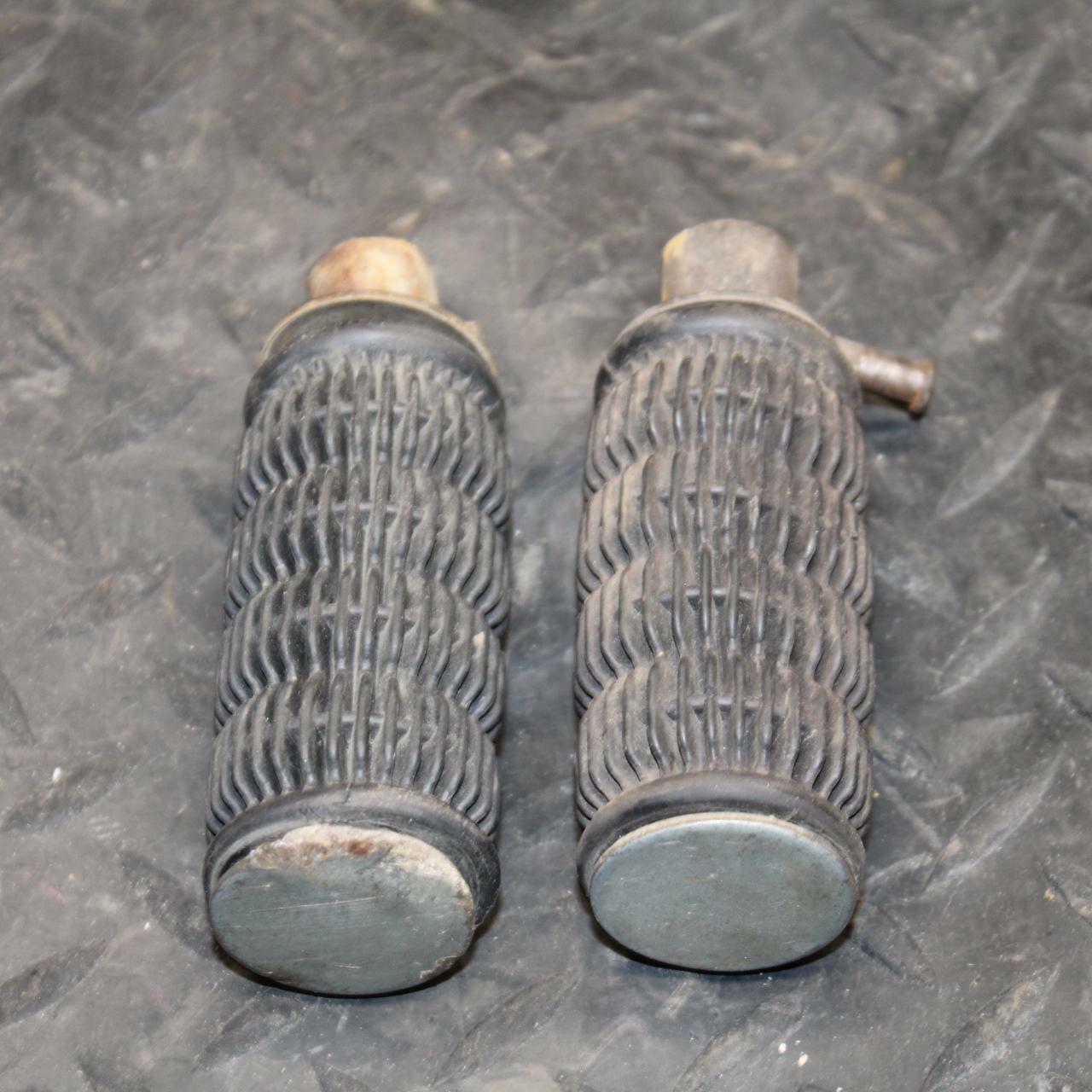 78 SUZUKI GS550E REAR BACK PASSENGER PEG SET PAIR BB212
