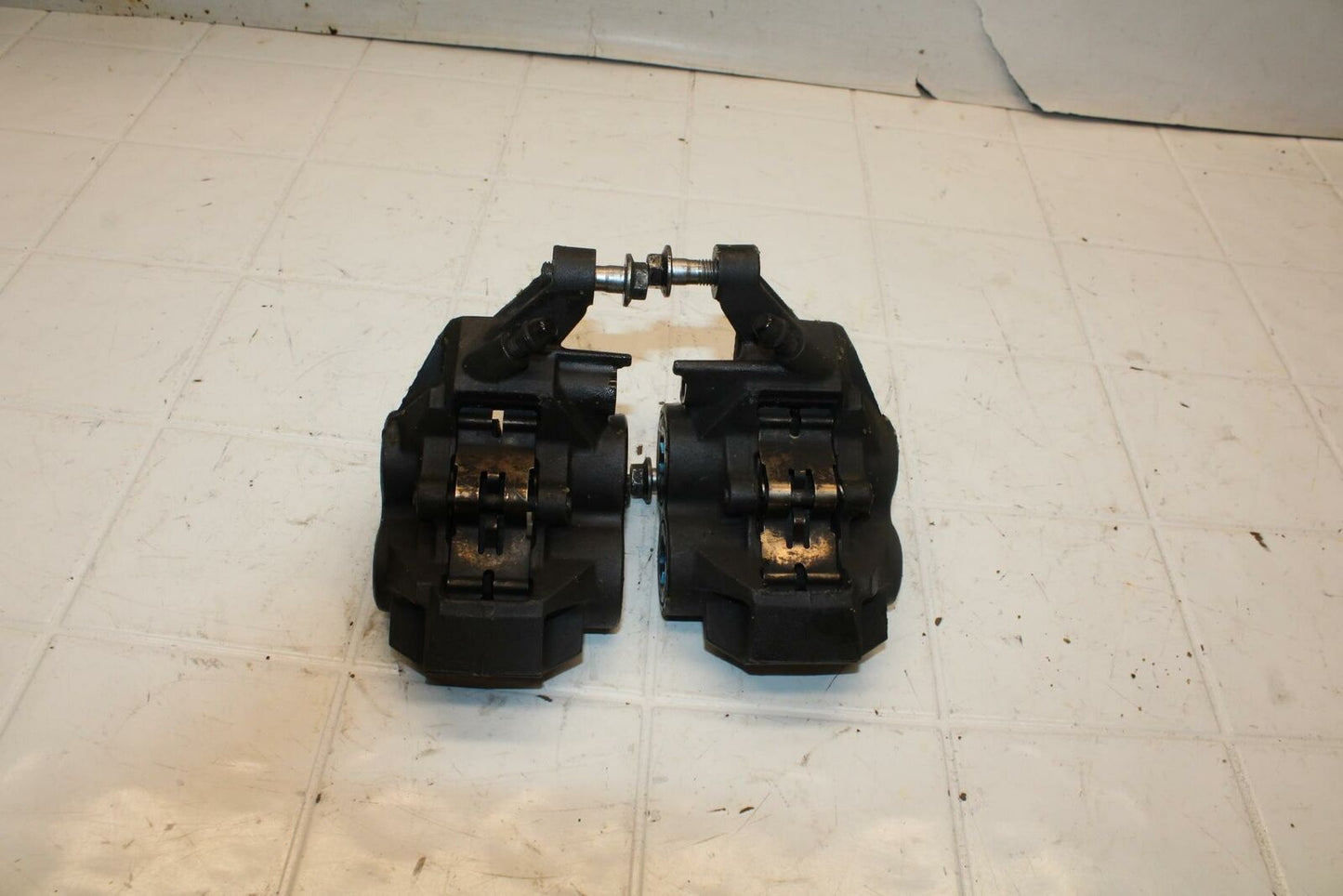 01-05 YAMAHA FZS1000 RIGHT LEFT FRONT BRAKE CALIPER SET PAIR CALIPERS BB10
