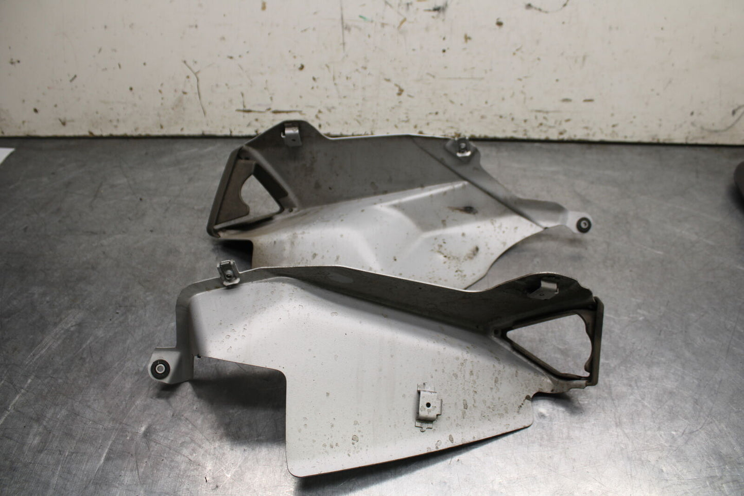 21-24 APRILIA TUONO 660 FACTORY LEFT RIGHT MUFFLER EXHAUST PIPE COVER BB733