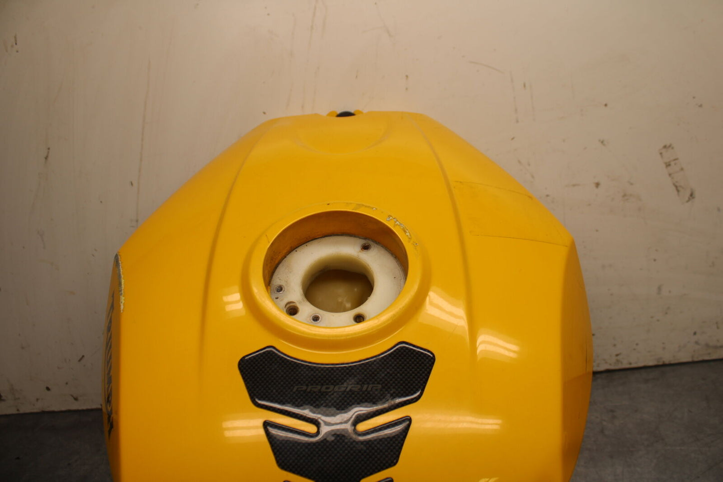 03-04 TRIUMPH DAYTONA 600 GAS TANK FUEL CELL PETROL RESERVOIR BB745