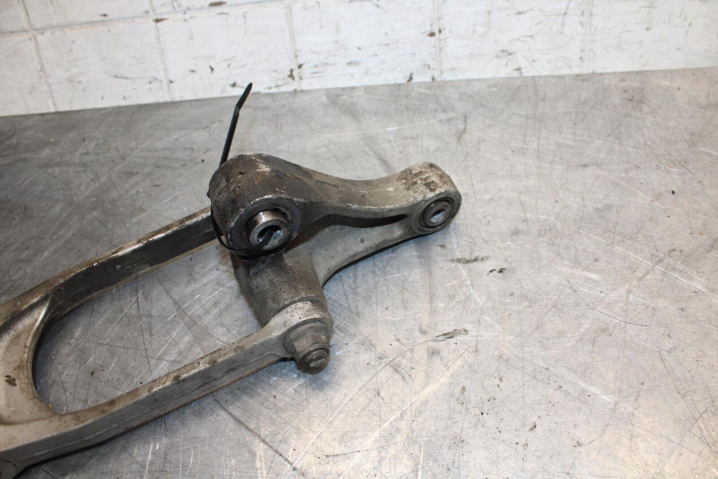 2008 Suzuki GSXR1000 REAR DOGBONE SHOCK LINKAGE LINK 62600-21810 BB519