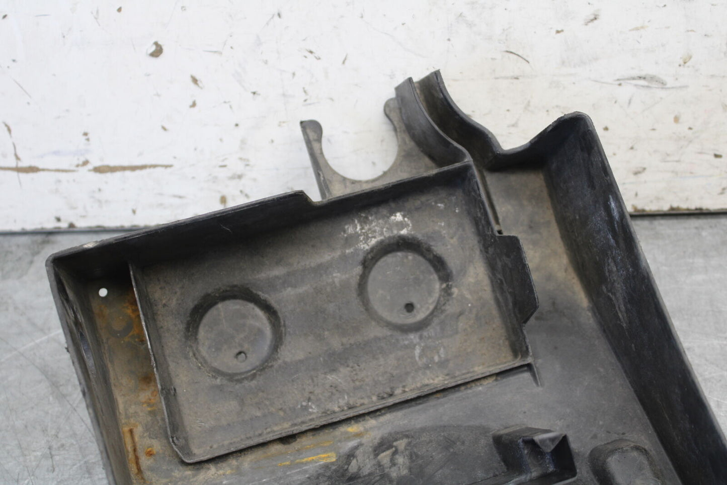 03-04 KAWASAKI NINJA ZX6R REAR BACK TAIL UNDERTAIL BATTERY TRAY PLASTIC BB684