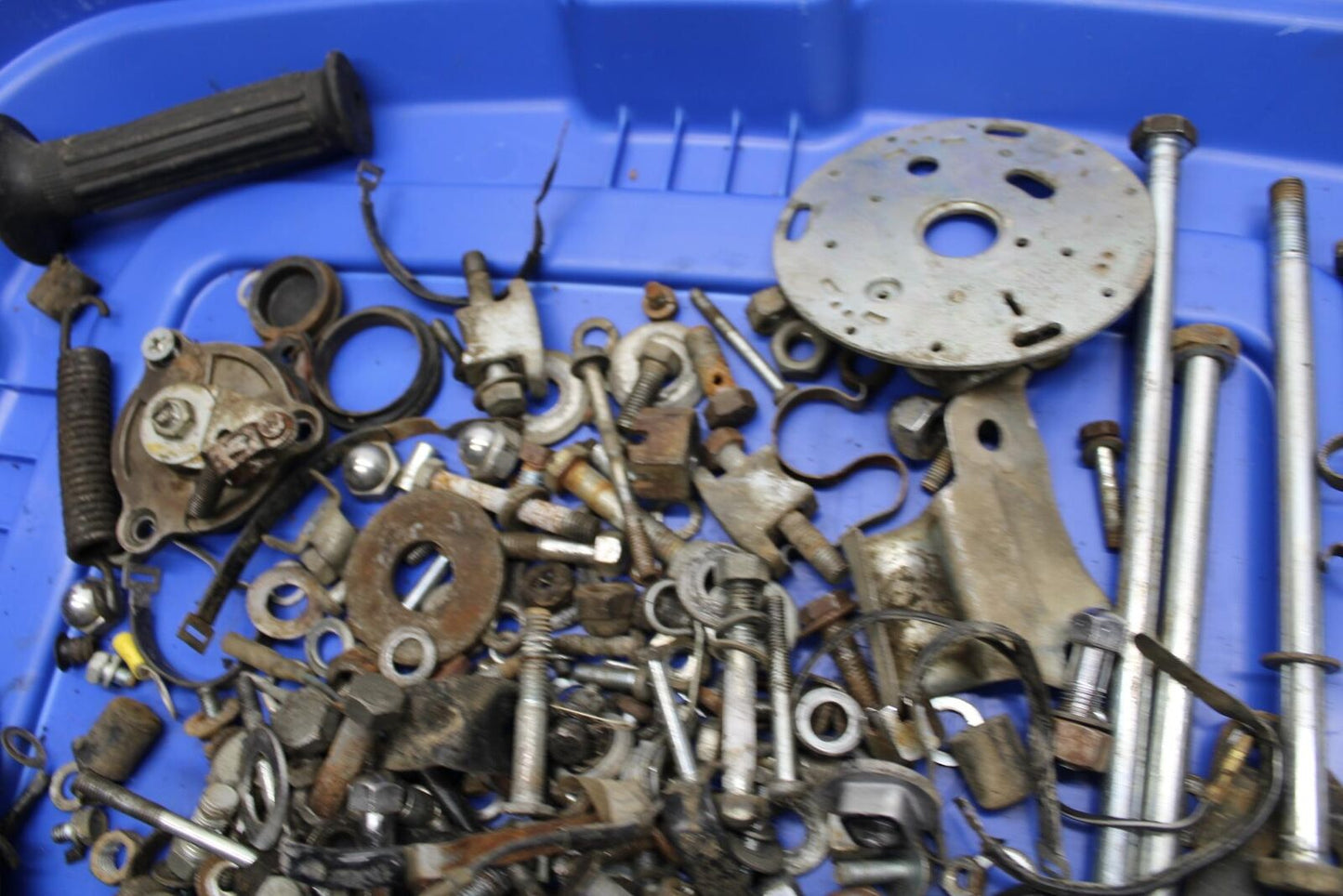 75 SUZUKI GT 550 LEFTOVER MOUNTING BOLTS HARDWARE MOTOR SCREWS BB72