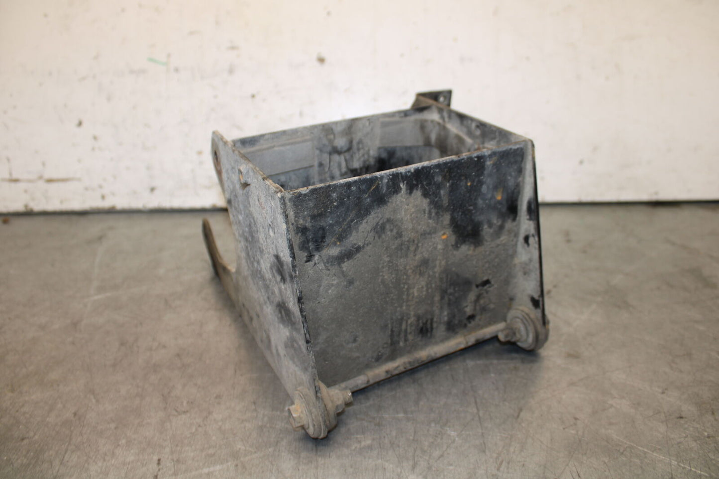 87-03 SUZUKI INTRUDER 1400 VS1400GLP BATTERY TRAY BOX HOLDER BB702