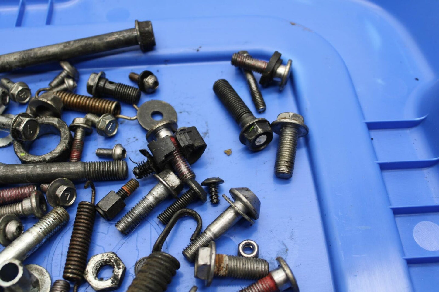 17 KAWASAKI Z900 ZR900 LEFTOVER MOUNTING BOLTS HARDWARE MOTOR BB549