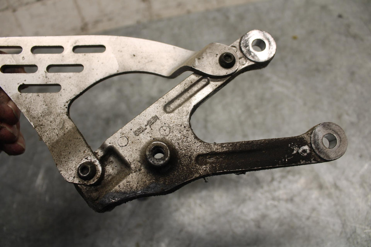 2003 Yamaha YZF R6 LEFT REARSET REAR SET DRIVER FOOT PEG BRACKET MOUNT BB539
