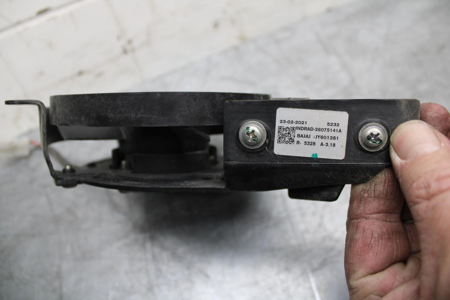 21 HUSQVARNA VITPILEN 401 ENGINE RADIATOR COOLING FAN BB467