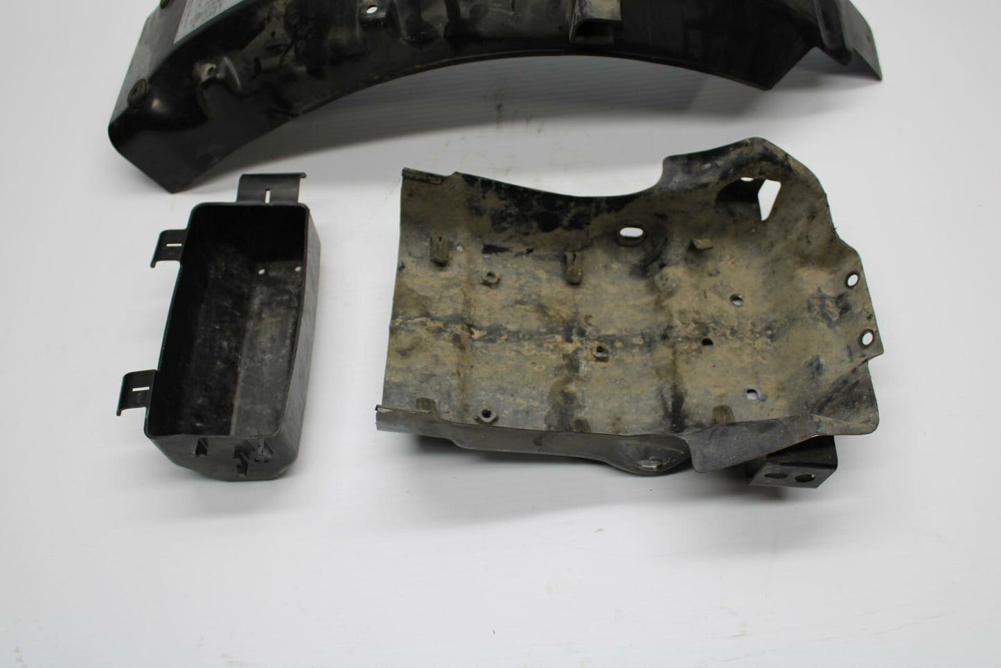 86 SUZUKI GS750ES REAR BACK FENDER MUD GUARD BB223