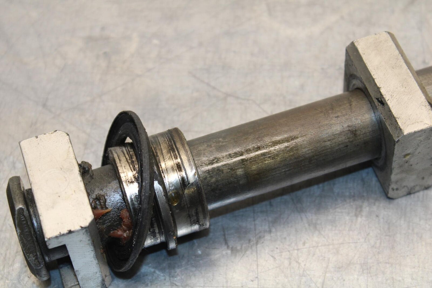 05 YAMAHA YZF R6S REAR AXLE BACK WHEEL RIM PIVOT BOLT AXEL BB600