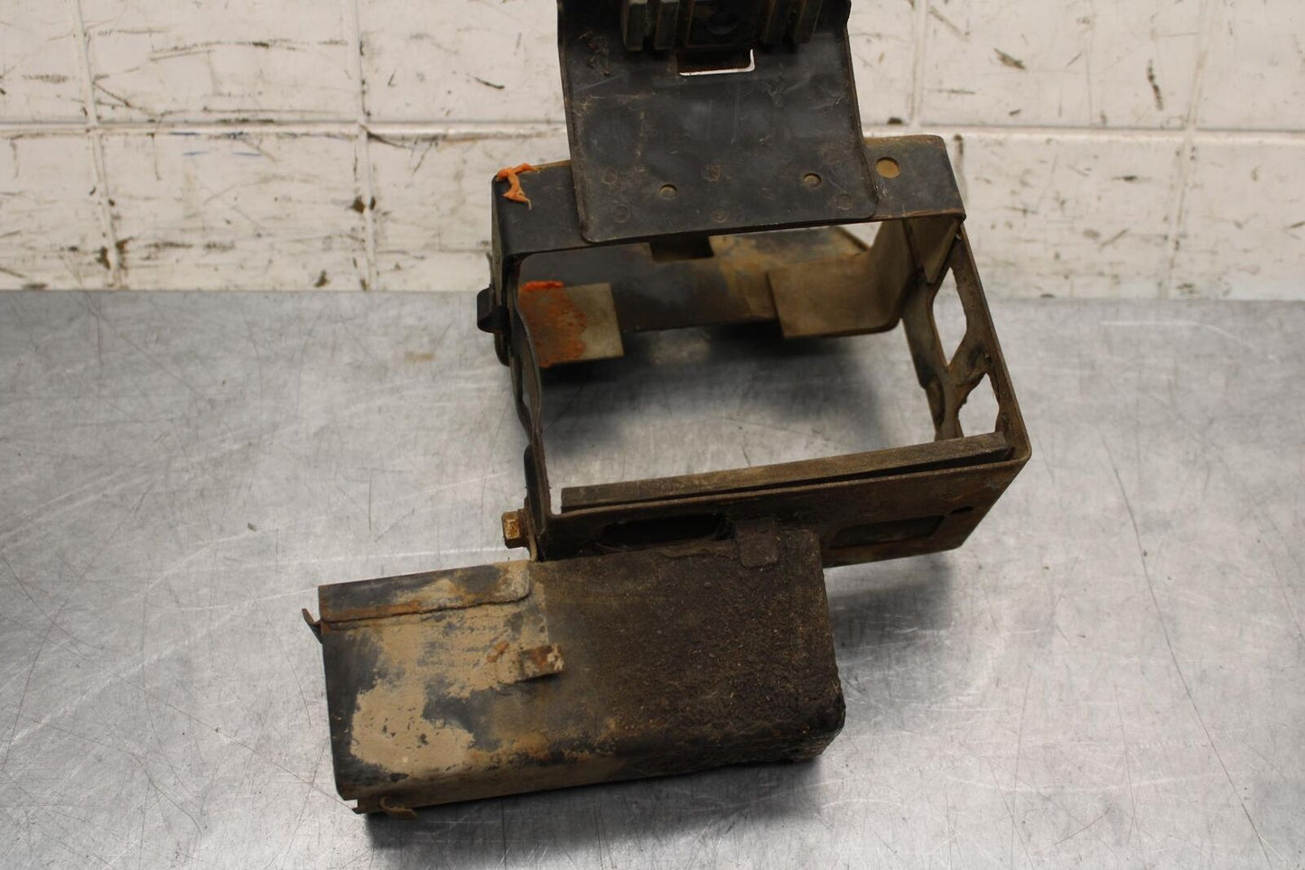 75 SUZUKI GT 550 REAR BATTERY BOX TRAY TOOL HOLDER BB67