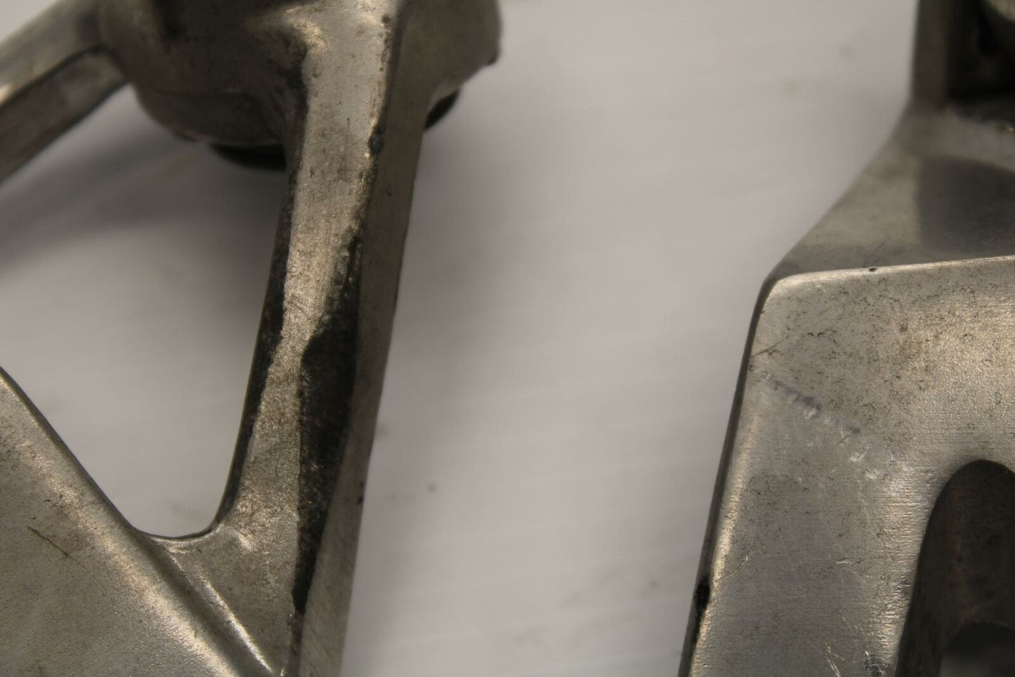 96 YAMAHA YZF750R REAR BACK PASSENGER PEG SET PAIR BB237