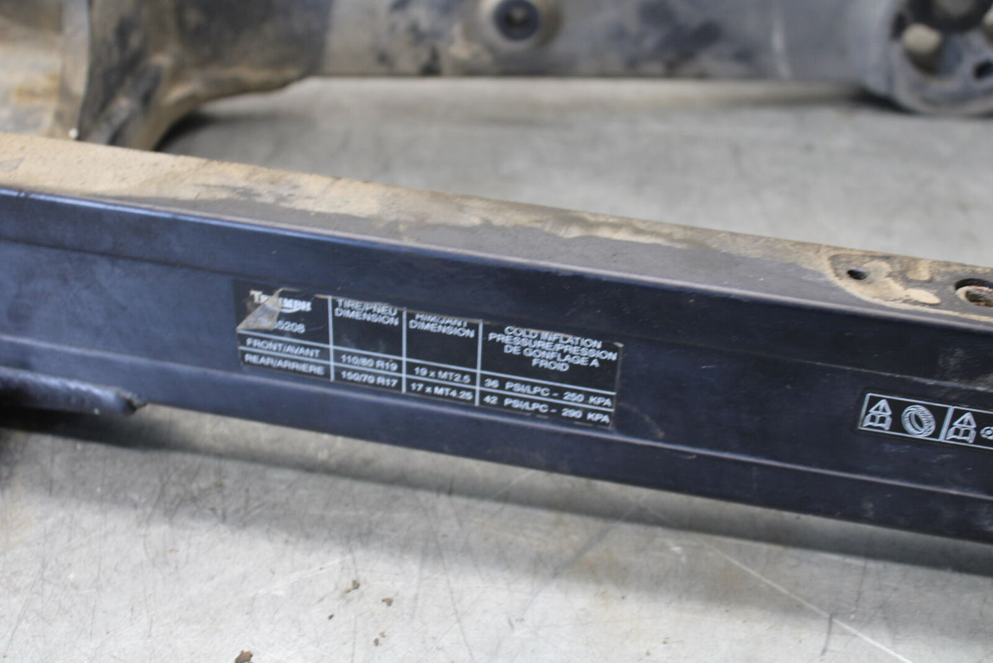 01-06 TRIUMPH TIGER 955I REAR SWINGARM BACK SUSPENSION SWING ARM BB693