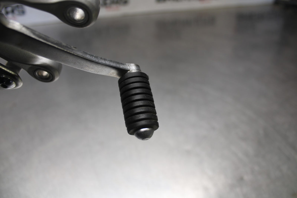 19-24 YAMAHA R3 LEFT REARSET REAR SET FOOT PEG W SHIFTER BB942