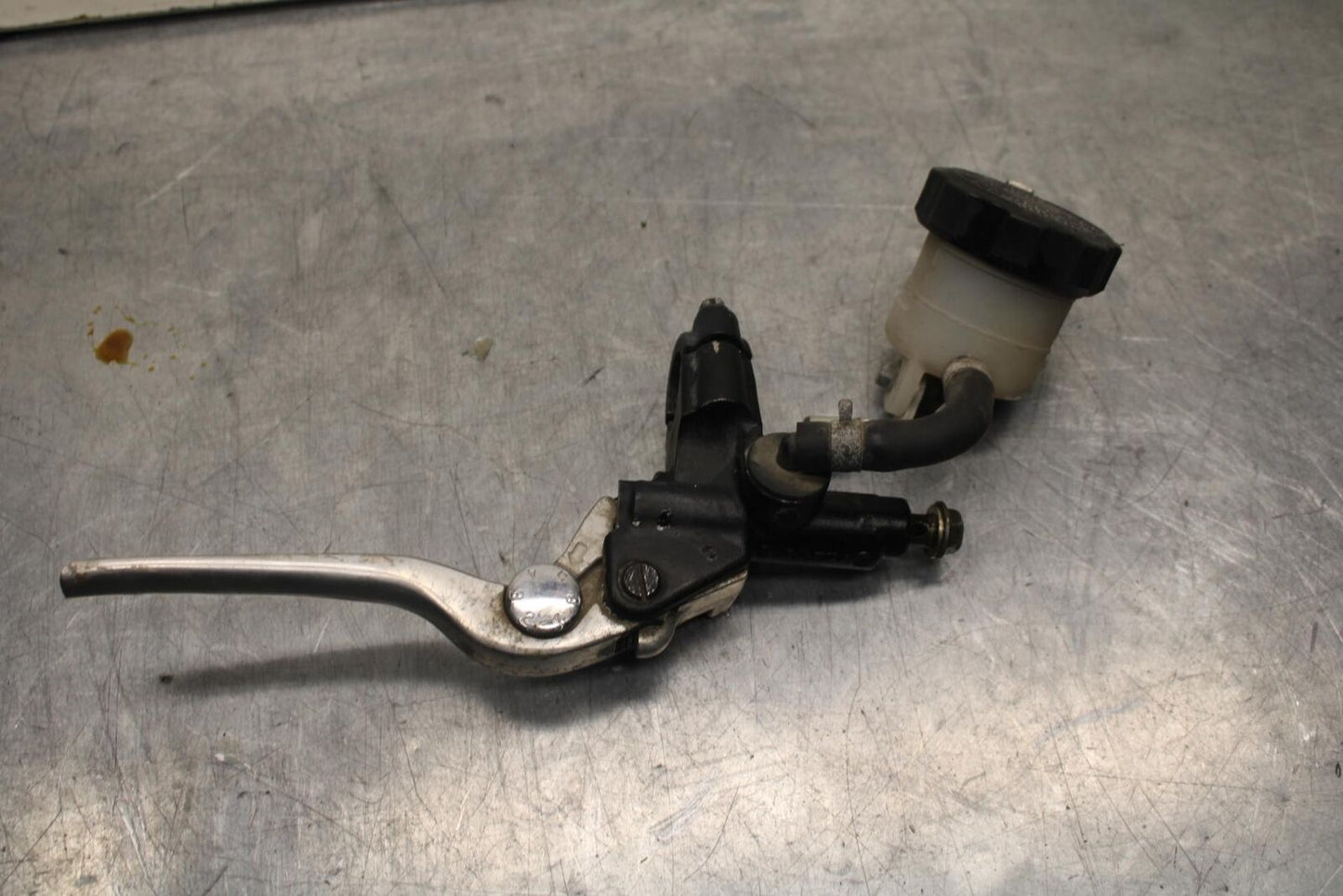 1999 Suzuki GSXR600 FRONT BRAKE MASTER CYLINDER w/ LEVER 59600-17C00 BB608