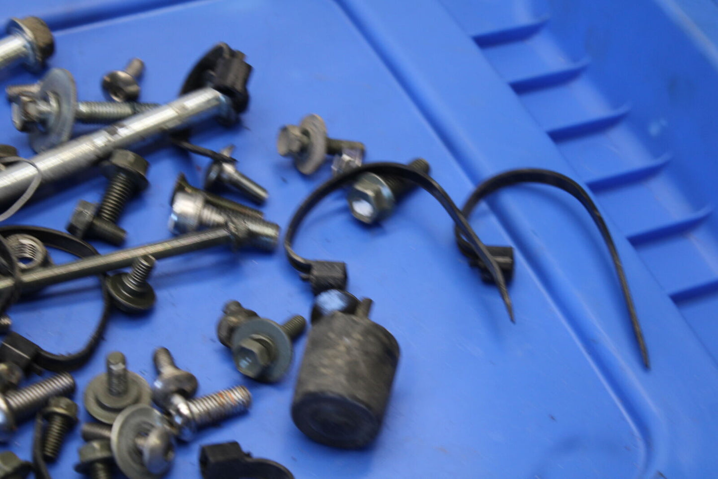 04 SUZUKI GSXR600 LEFTOVER MOUNTING BOLTS HARDWARE MOTOR SCREWS BB676