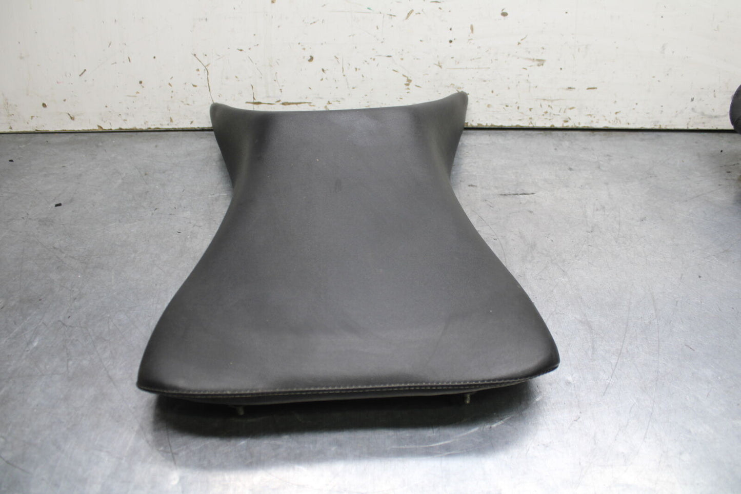 03-04 TRIUMPH DAYTONA 600 FRONT DRIVERS SEAT PAD SADDLE PILLION BB745