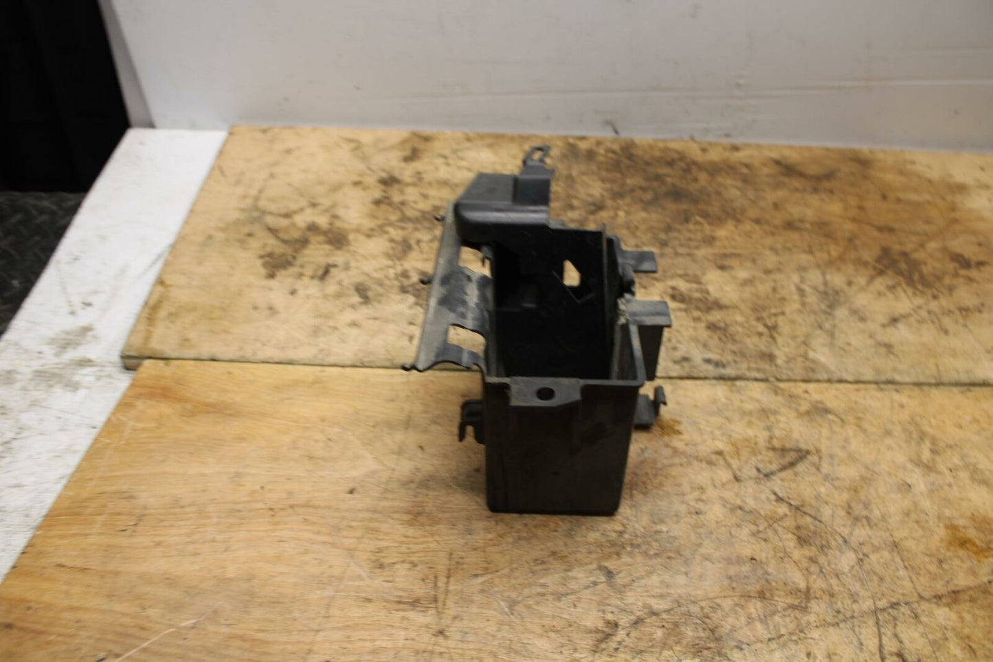 99-03 YAMAHA ROAD STAR XV1600A BATTERY TRAY BOX HOLDER BB344