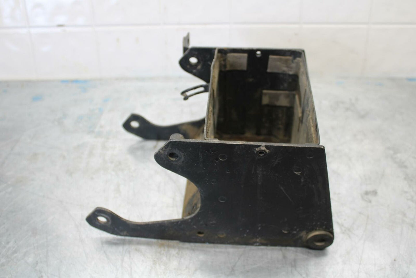 87-03 SUZUKI INTRUDER 1400 VS1400GLP BATTERY TRAY BOX HOLDER BB412