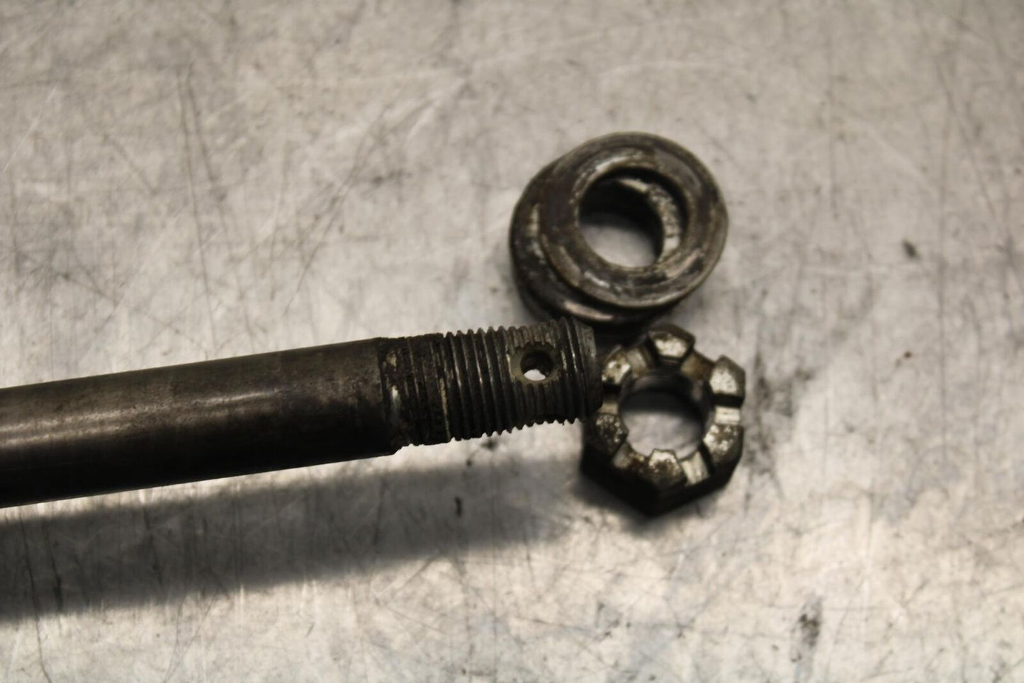 75 SUZUKI GT 550 REAR AXLE BACK WHEEL RIM PIVOT BOLT AXEL BB67