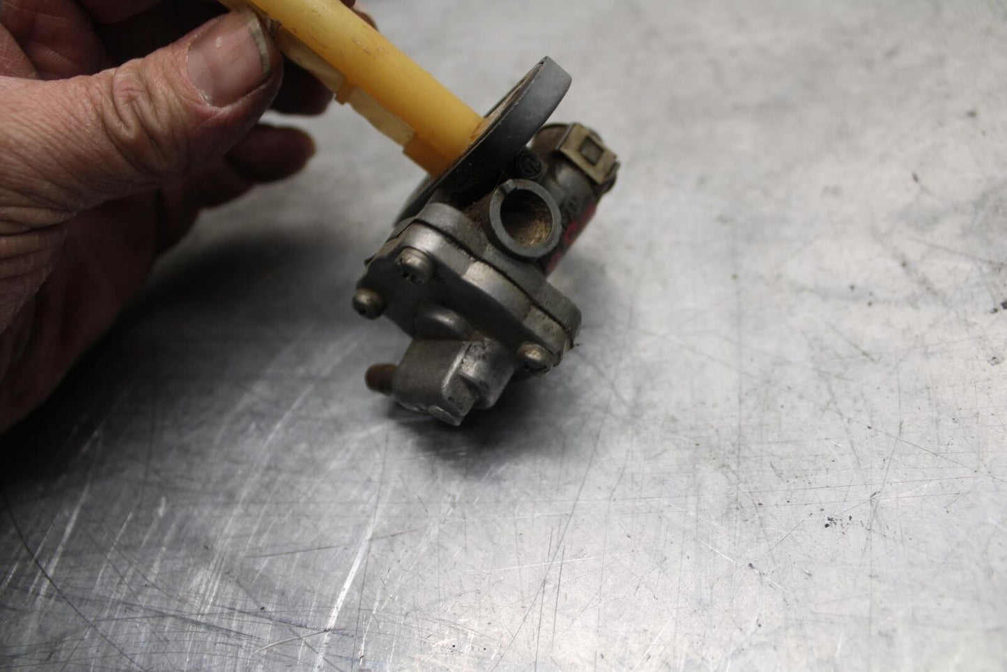 1984 Suzuki GS1150EF FUEL GAS TANK PETCOCK SHUT ON OFF VALVE BB29