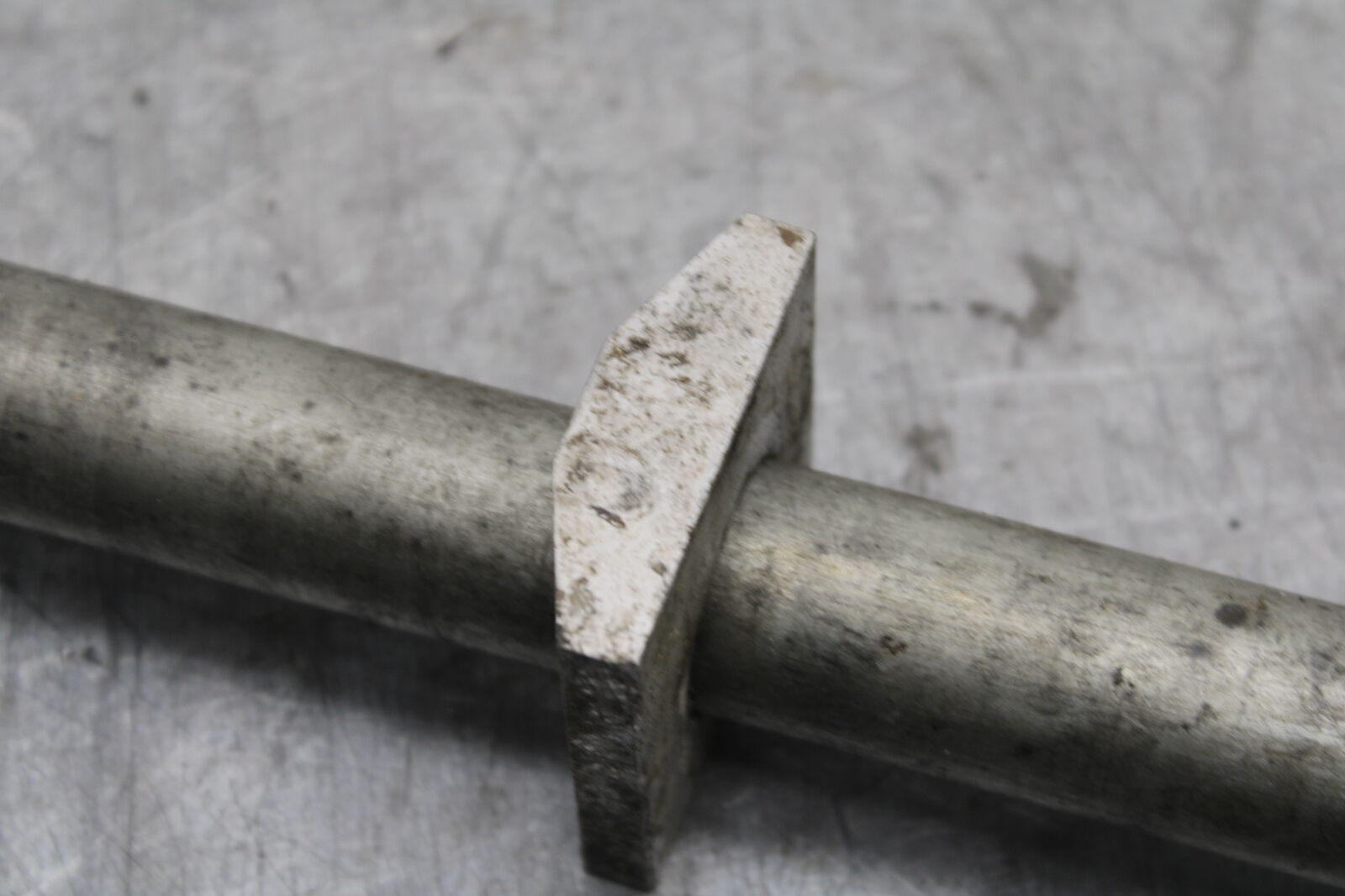 01-03 SUZUKI GSXR600 REAR AXLE BACK WHEEL RIM PIVOT BOLT AXEL BB336