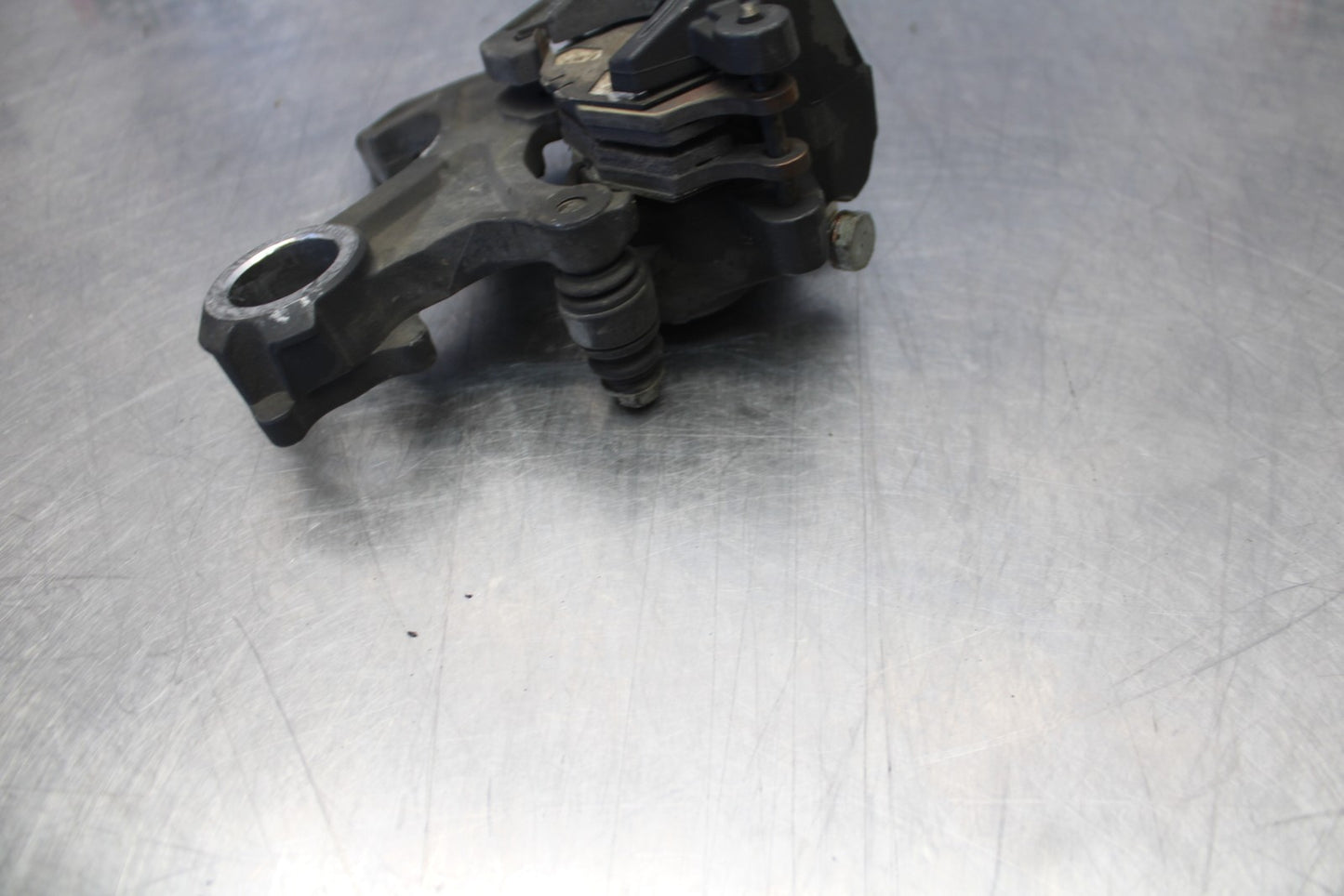 07 SUZUKI GSXR1000 REAR BACK BRAKE CALIPER W MOUNT BRACKET BB770