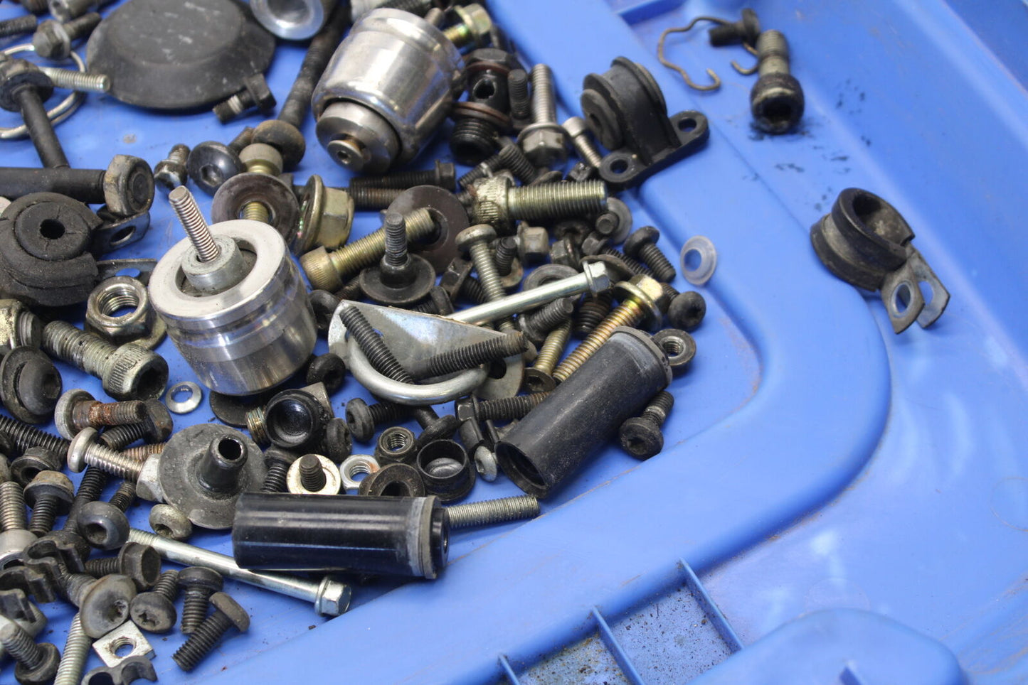 01-06 TRIUMPH TIGER 955I MOUNTING BOLTS HARDWARE MOTOR SCREWS BB693