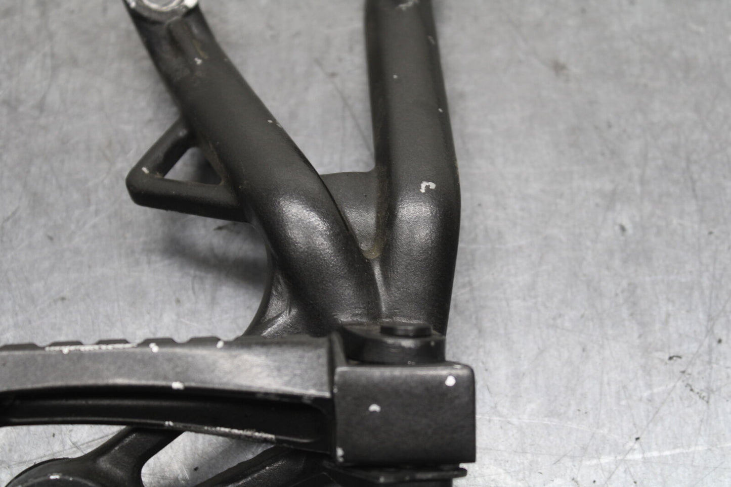 03-04 TRIUMPH DAYTONA 600 RIGHT REAR BACK PASSENGER PEG BB745