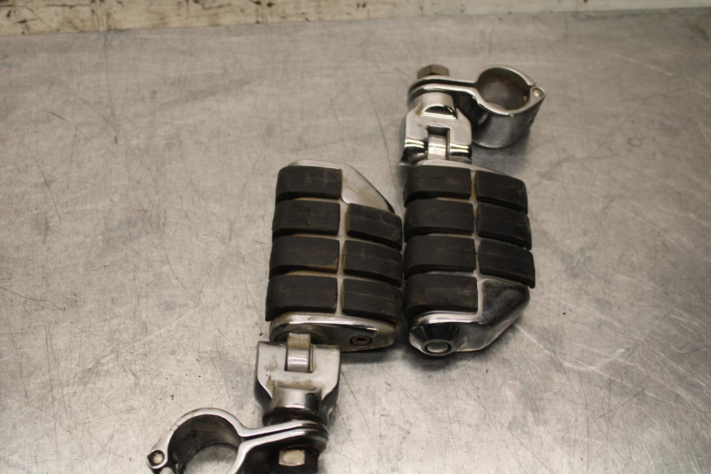 2005 Kawasaki Vulcan 1600 VN1600A Classic FRONT FOOT RESTS PEGS SET PAIR BB574