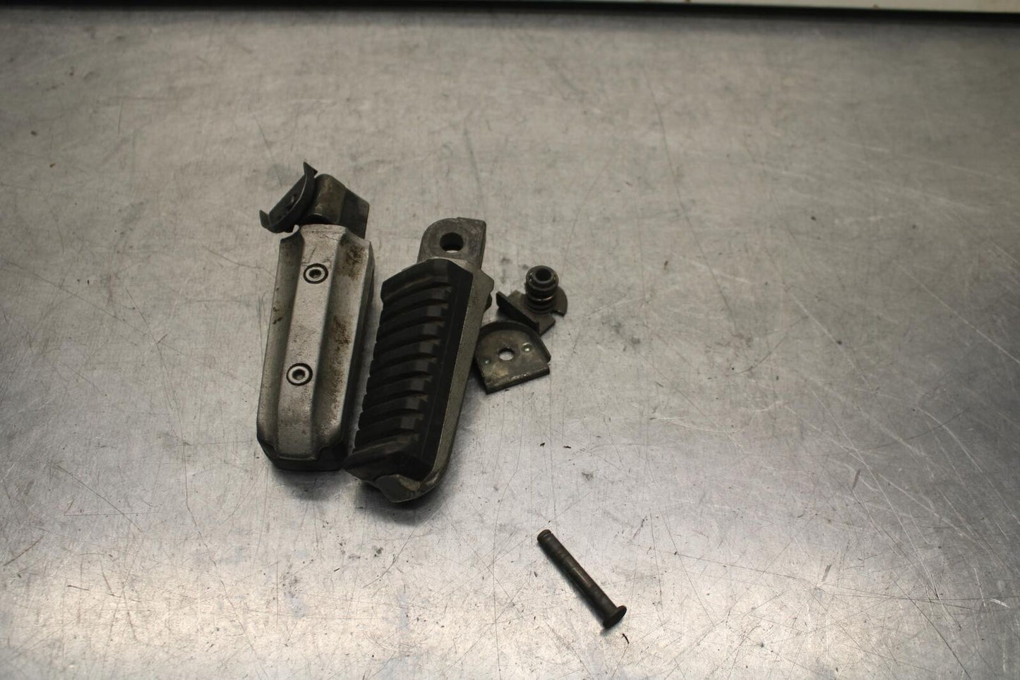 84-86 KAWASAKI GPZ900 REAR BACK PASSENGER PEG SET PAIR BB84