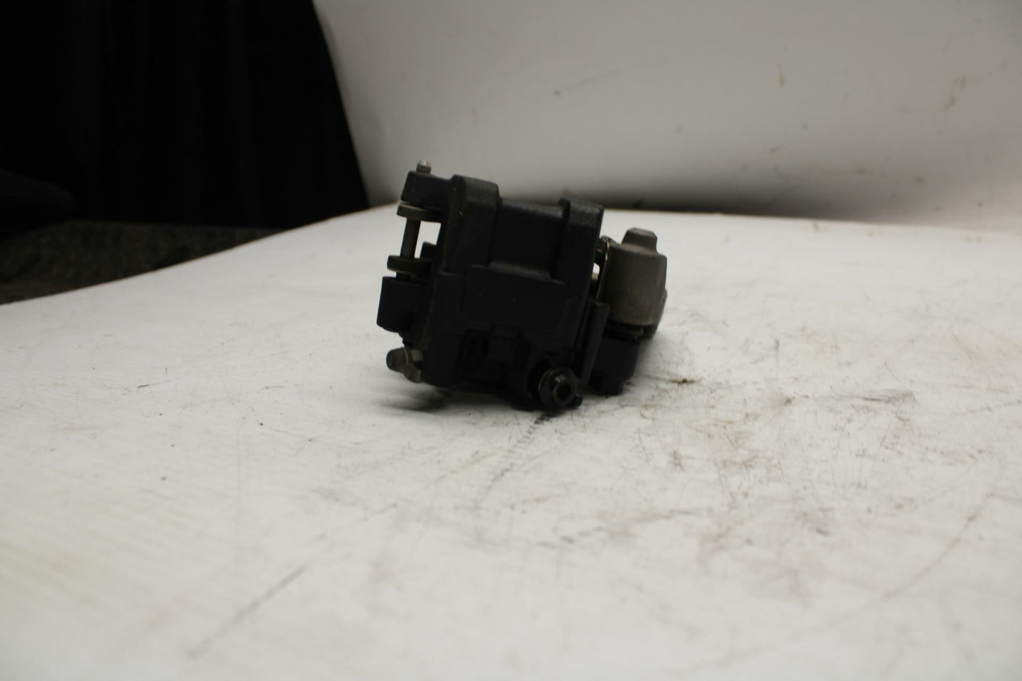 08-17 YAMAHA YZF R6 REAR BACK BRAKE CALIPER W MOUNT BRACKET BB354
