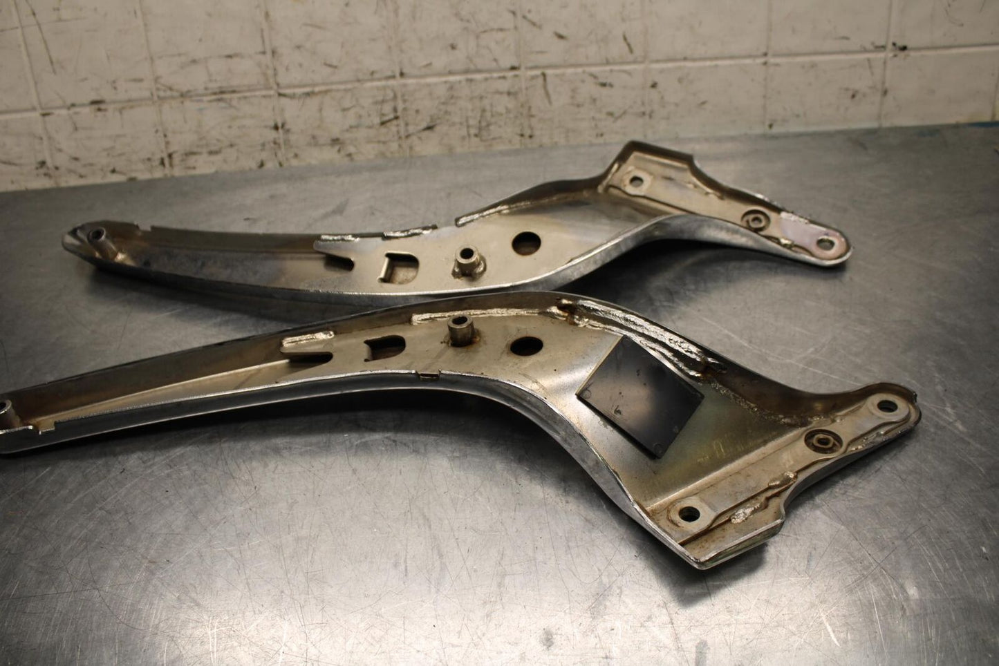 2004 Suzuki Intruder 1500 VL1500 REAR BACK FENDER SUPPORT FRAME SUBFRAME BB573